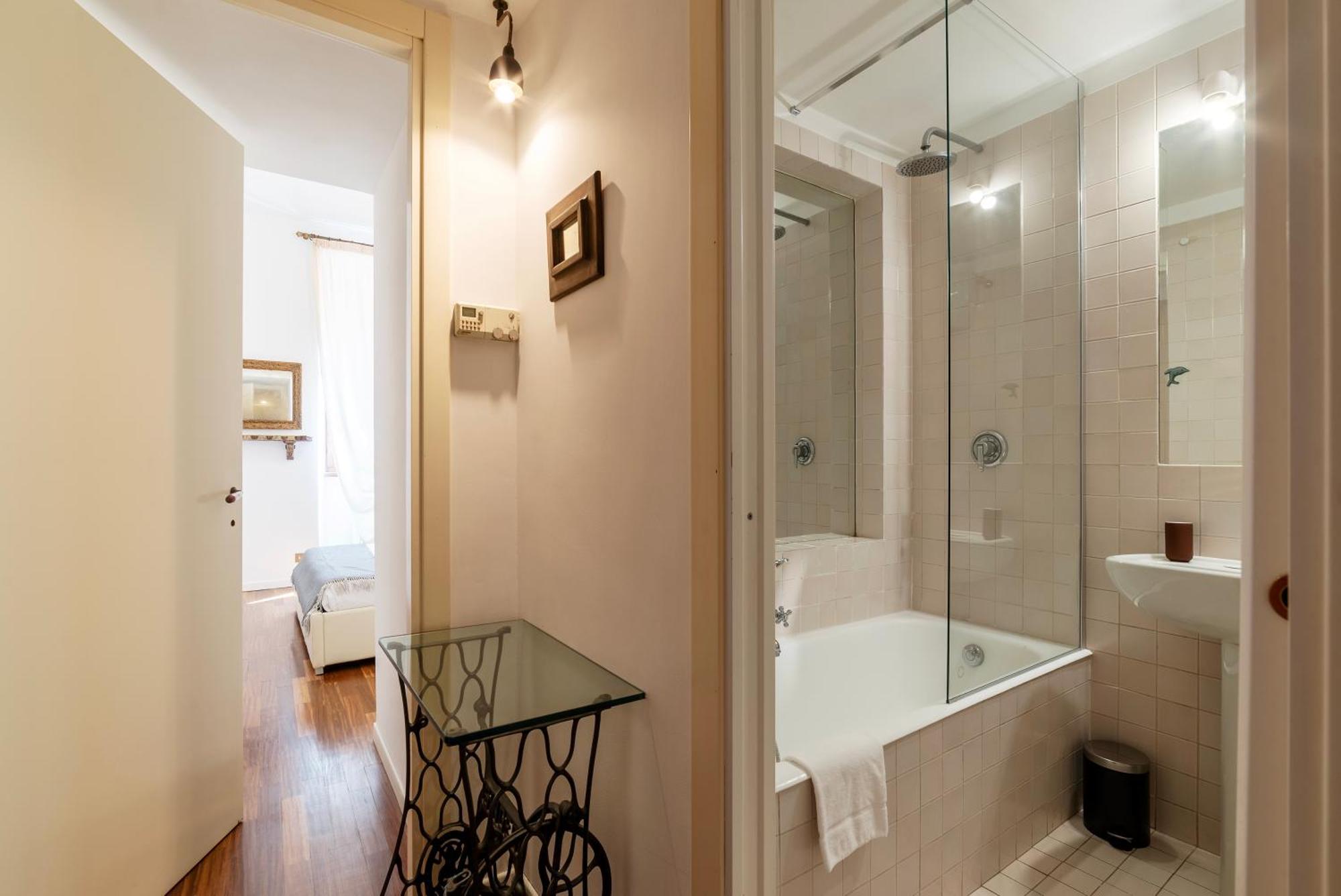 A Stone's Throw From The Colosseum! Apartment Rome