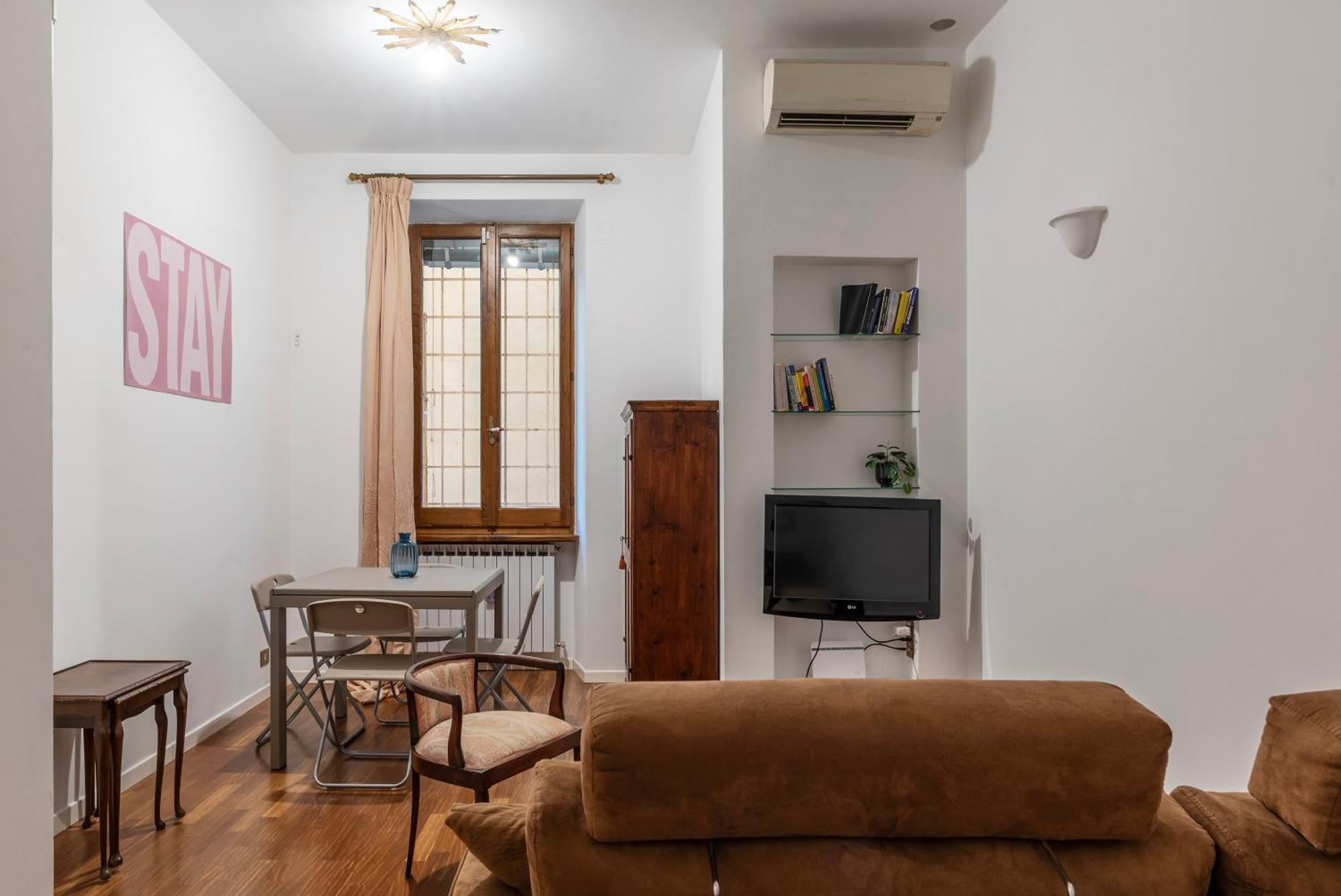 A Stone's Throw From The Colosseum! Apartment Rome