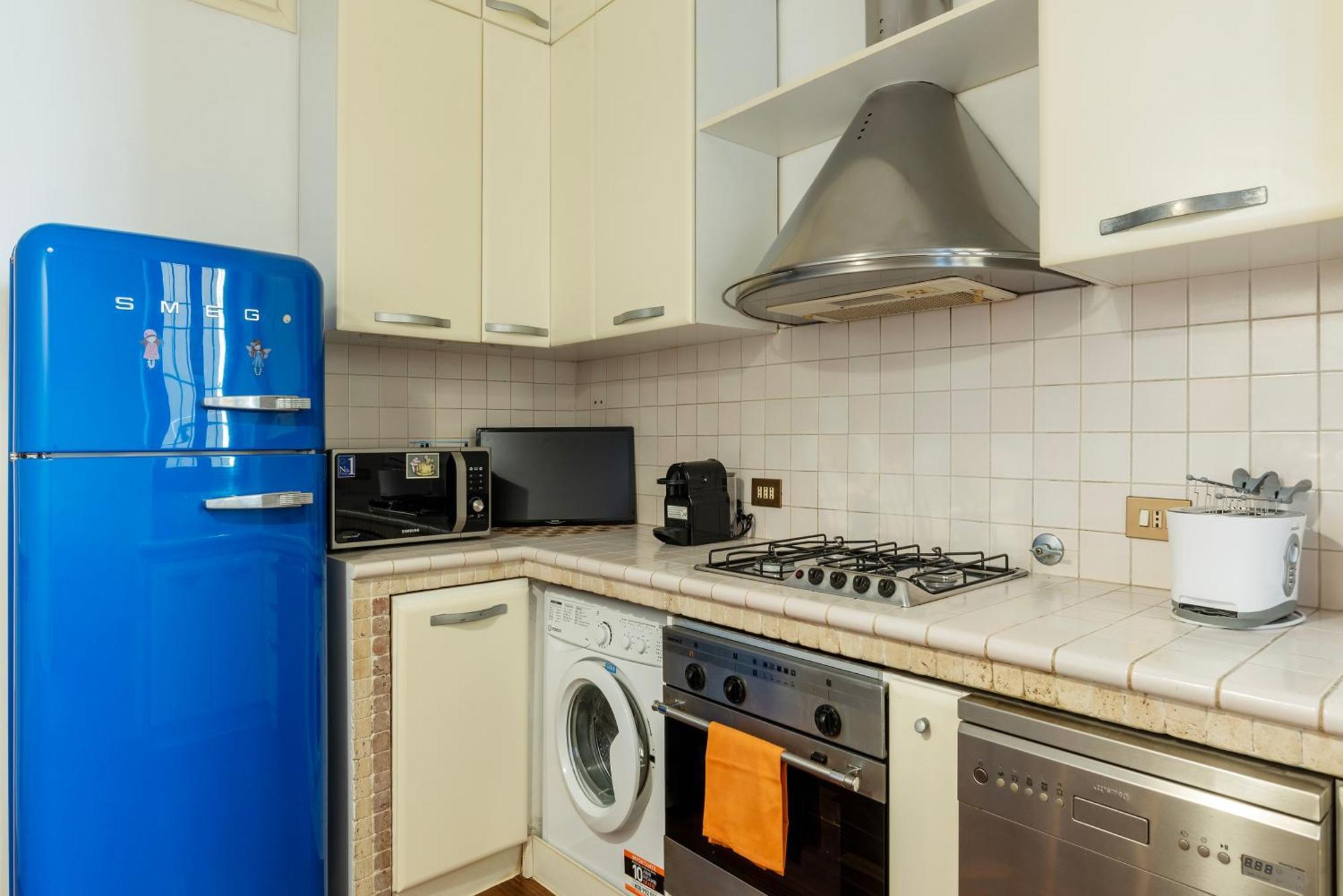 A Stone's Throw From The Colosseum! Apartment Rome